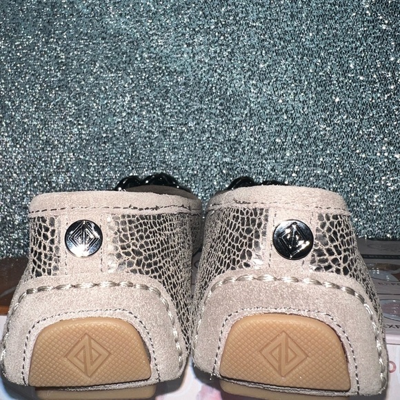 Donald J. Pliner Textured Gray Flats with Black Accent - Picture 5 of 5